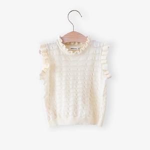 Détail du débardeur en maille crème pour fille avec texture ondulée et bords festonnés