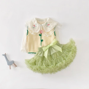 Completo 3 pezzi bambina con camicia in pizzo gilet giallo e gonna tutù verde oliva
