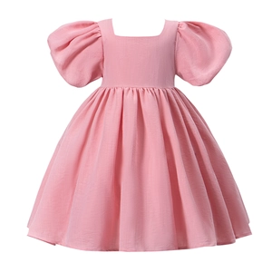 Détail de la robe rose en coton et lin avec col carré et manches bouffantes