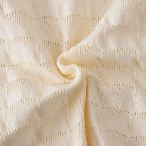 Vue détaillée du tricot ajouré blanc crème sur le haut d'un tutu de princesse douce