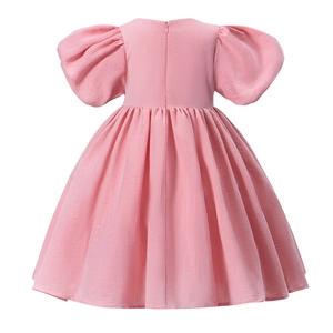 Détail de la robe rose pour fille avec fermeture éclair invisible et tissu texturé