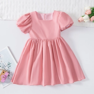 Robe rose pour filles avec col carré, manches bouffantes et accessoires de fleurs