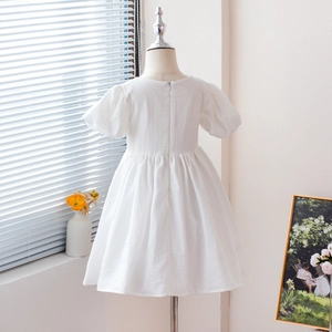 Détail de la robe fille blanche en coton-lin avec manches bouffantes et zip au dos