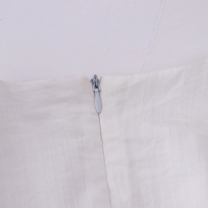 Détail de la fermeture éclair invisible et du tissu en lin sur cette robe de princesse pour fille