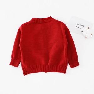 Detailansicht eines roten Kinderstrickpullovers mit geripptem Rundhalsausschnitt