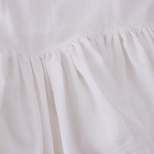 Gros plan sur le tissu plissé en coton et lin avec détails de couture à volants soignés
