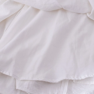 Détail de la doublure de robe en coton blanc avec ourlet soigné et coutures de qualité