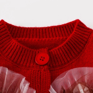 Detail der roten Strickjacke mit Rippkragen, Knopf und Netzschichten für Mädchen