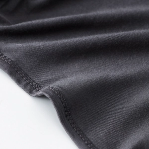 Dettaglio del tessuto tutu grigio scuro con cucitura overlock fine di alta qualità