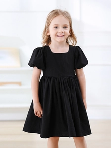 Robe noire pour fille à col carré français, manches bouffantes et silhouette trapèze