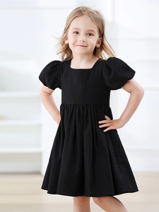 Robe noire pour fille à col carré avec manches bouffantes et jupe en coton plissée