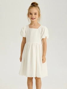 Robe blanche pour filles à col carré français et manches bouffantes avec jupe plissée