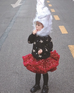 Détail du cardigan noir et jupe tutu rouge à paillettes avec capuche de lapin