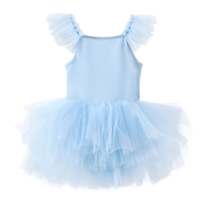 Détail de la robe tutu de ballet bleu clair avec volants en tulle et jupe à volants