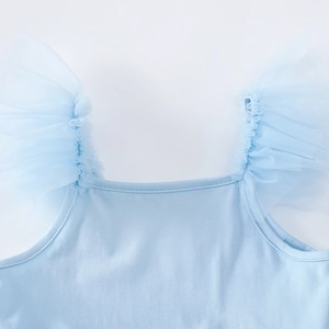 Détail de la robe de ballet bleu clair avec volants en tulle mesh sur les épaules