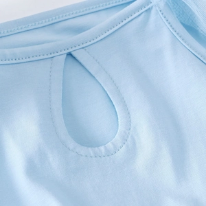 Détail du col en goutte d'eau et tissu en maille fine sur une robe de ballet bleu clair