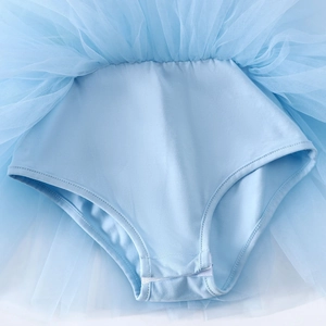 Gros plan détaillé des coutures lisses et de l'entrejambe renforcé d'un tutu de ballet