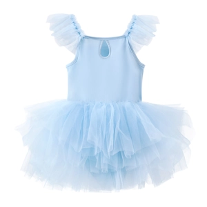 Détail d'un tutu de ballet bleu clair pour filles avec manches volantées et jupe en tulle