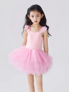 Détail d'une robe de ballet rose pour fille avec volants et jupon en tulle multicouche