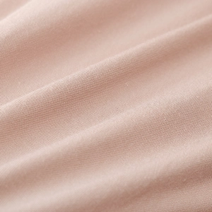 Dettaglio della trama del tessuto a rete rosa tenue per gonna tutu da bambina