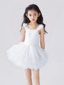 Détails des bretelles à volants et du tulle blanc multicouche sur la robe de ballet