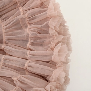Dettaglio ravvicinato del tessuto in tulle rosa chiaro multistrato su una gonna tutu
