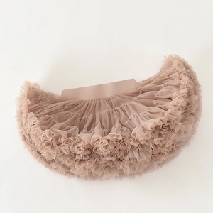 Dettaglio di un tutù in tulle a più strati con elastico in vita color beige