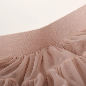 Dettaglio macro della fascia elastica e del tulle morbido sulla gonna tutu da bambina