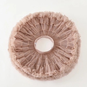 Dettaglio macro del tutu multistrato rosa cipria con elastico in vita e tulle a pieghe