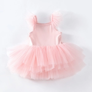 Détail d'une robe tutu de ballet rose avec bretelles en tulle et jupe à volants