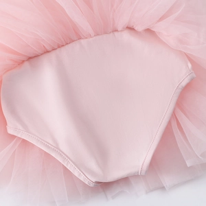 Détails du justaucorps de ballet rose avec tutu en tulle multicouche et coutures