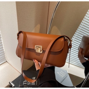 Dettaglio di una borsa a tracolla marrone vintage con chiusura metallica dorata e pelle PU