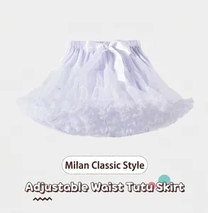 Détail de la jupe tutu en tulle à plusieurs épaisseurs avec taille réglable et nœud en satin