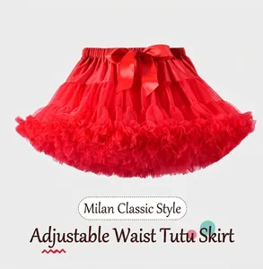 Détail de la jupe tutu rouge en maille à plusieurs couches avec un grand nœud en satin
