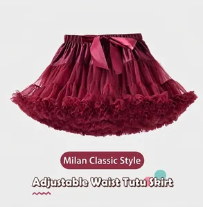 Détail d'une jupe tutu en tulle bordeaux multicouche avec taille réglable et nœud en satin