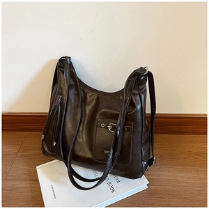 Détail du grand sac cabas marron foncé en similicuir texturé avec poche frontale