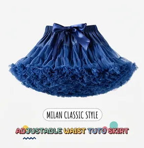 Détail de jupe tutu en tulle bleu marine avec taille réglable et nœud en satin élégant