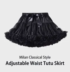 Détail d'un jupon en tulle noir multicouche avec ceinture ajustable en satin soyeux