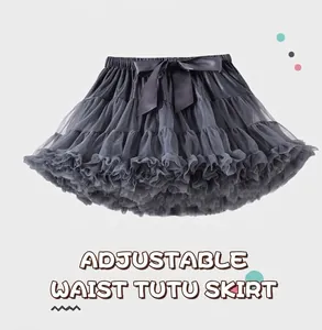 Détail du jupon tutu gris foncé multicouche avec nœud en satin et taille ajustable