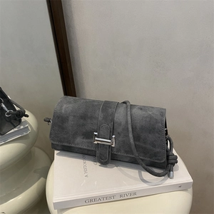 Bolso baguette minimalista de tela vaquera gris oscuro con hebilla plateada y nudo