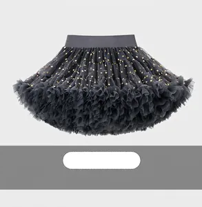 Détail de la jupe tutu gris foncé avec tulle multicouche et motifs d'étoiles dorées
