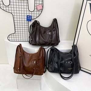 Trois sacs cabas vintage en similicuir marron et noir avec fermetures éclair et poches