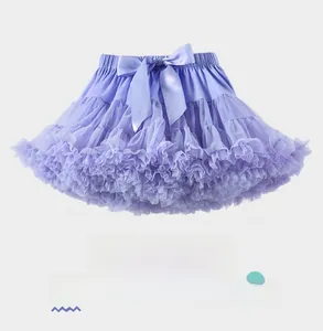 Détail de la jupe tutu en tulle lilas à plusieurs couches avec un nœud en satin élégant