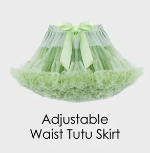 Détail d'un jupon tutu vert clair avec couches de tulle et nœud en soie réglable à la taille