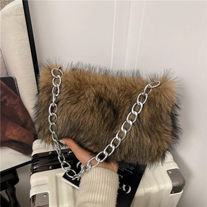 Sac à bandoulière en fausse fourrure marron avec chaîne argentée mode automne hiver