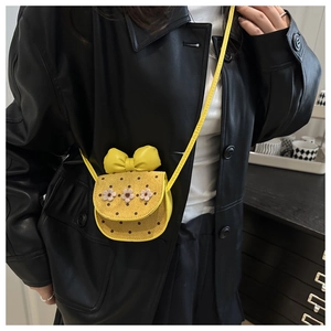 Detail der gelben gepunkteten PU-Tasche für Mädchen mit Schleife und 3D-Blumen