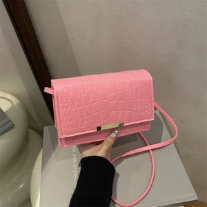 Sac bandoulière en similicuir rose à motif crocodile avec fermoir métallique doré