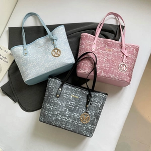 Elegante borsa tote con trama pixel e ciondolo M in azzurro, rosa e grigio scuro da donna