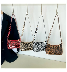 Dettaglio di quattro borse a mezzaluna leopardate con zip in metallo e tracolla a catena