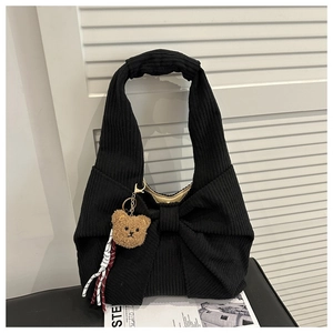 Détail du sac cabas en velours côtelé noir avec nœud et breloque ours brun